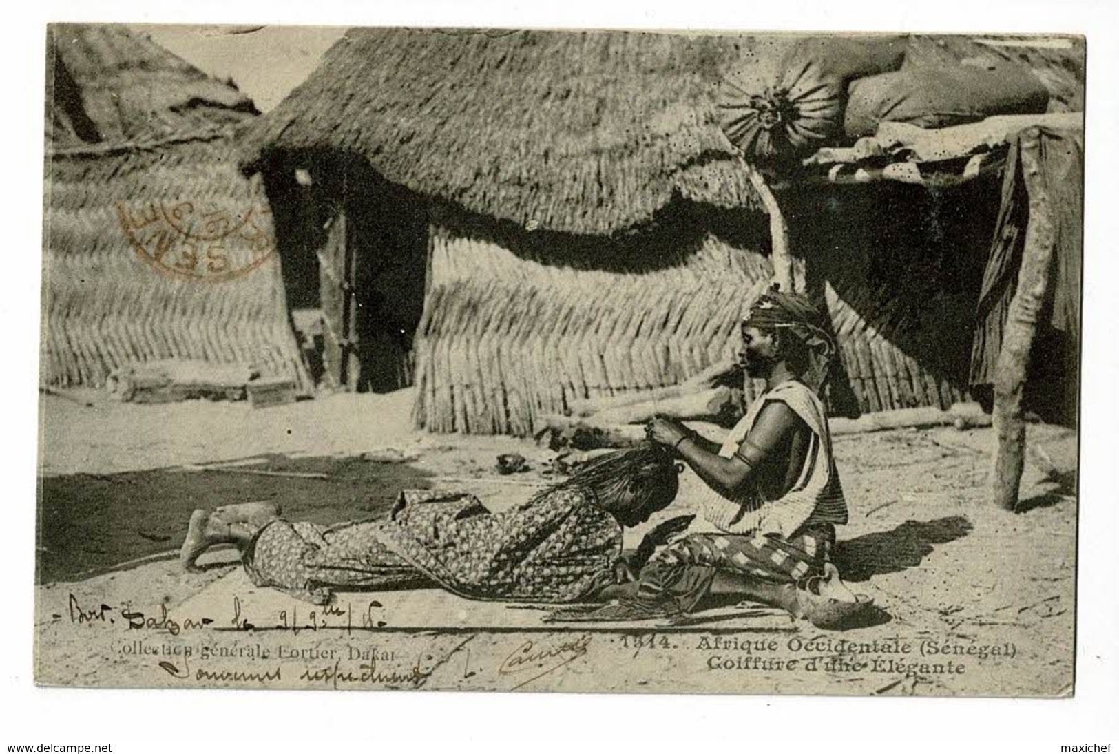 Sénégal - Coiffure D'une élégante (Femme Couchée Sur Le Ventre Devant La Coiffeuse Agenouillée (tresses) Circ 1915 - Sénégal