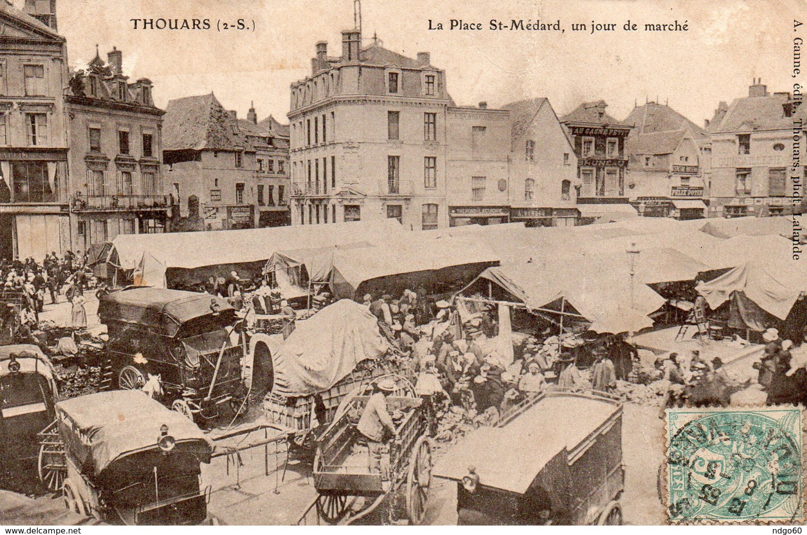 Thouars - La Place Saint Médard , Un Jour De Marché - Thouars