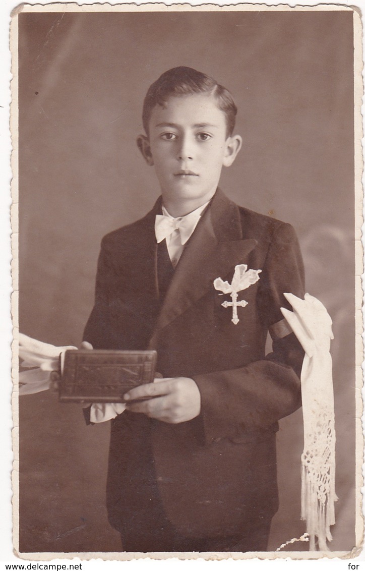 Carte Photo : Enfant : Communiant : Avec Brassard Et Missel : En Pose - ( Religion ) - Communion