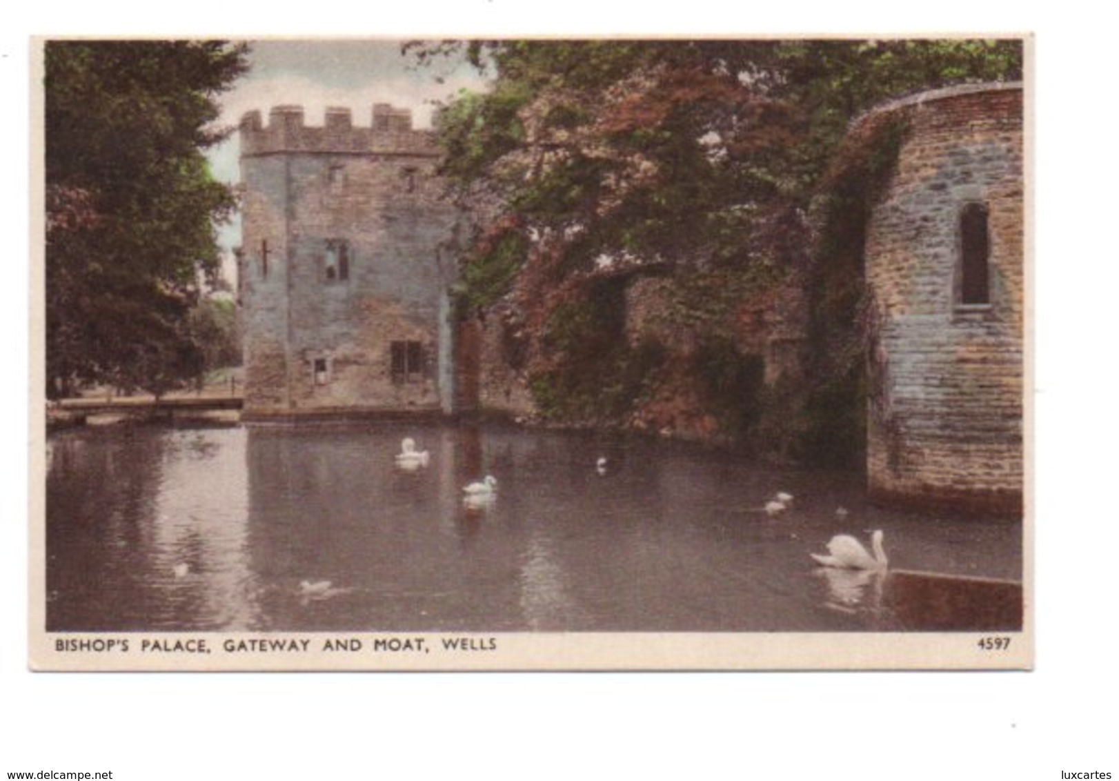 BISHOP' S PALACE. GATEWAY AND MOAT. WELLS - Wells