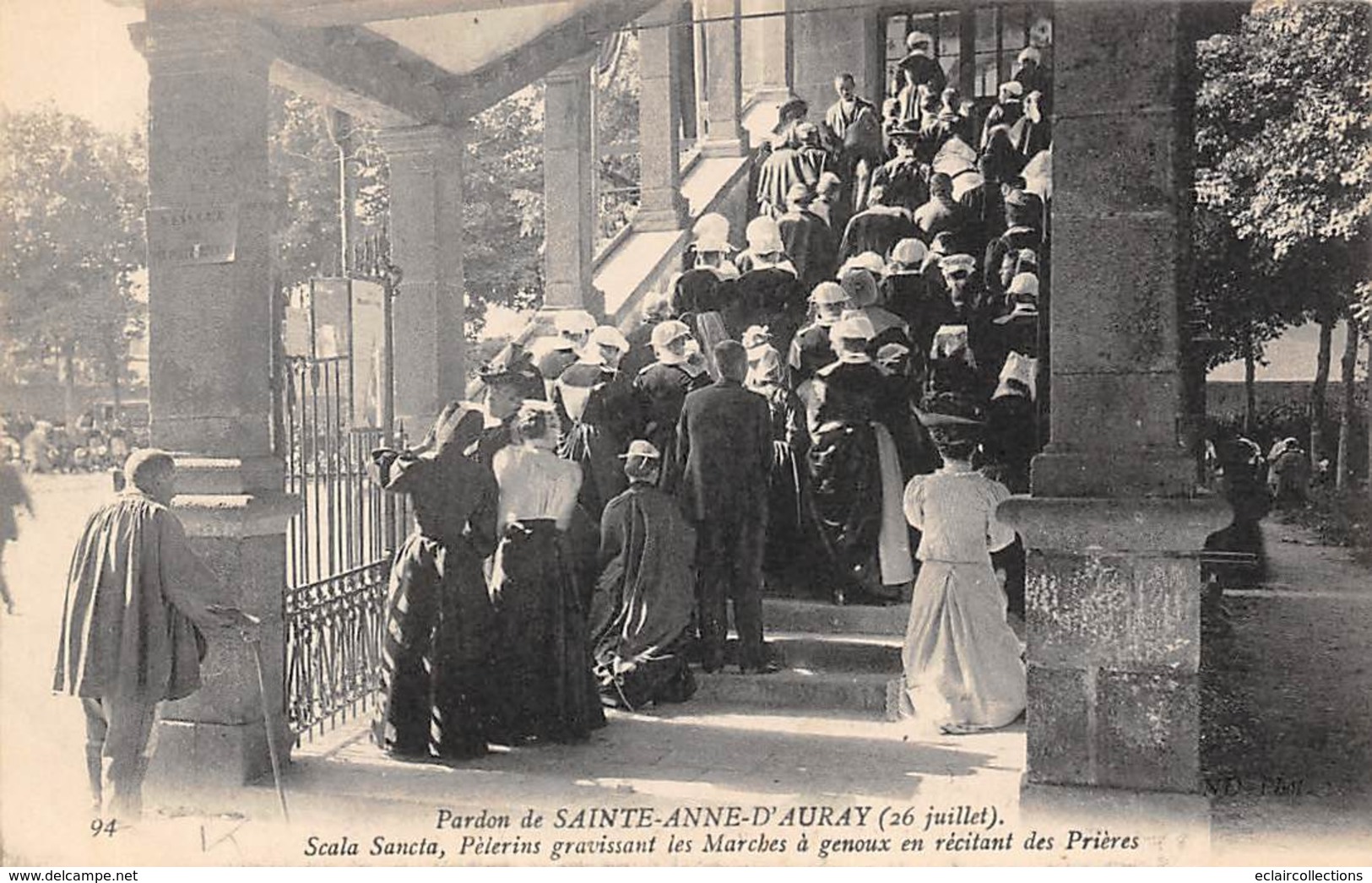 Sainte Anne D'Auray      56      Les Pèlerins Gravissant A Genoux Les Marches De La Scala Sancta   94   (Voir Scan) - Sainte Anne D'Auray