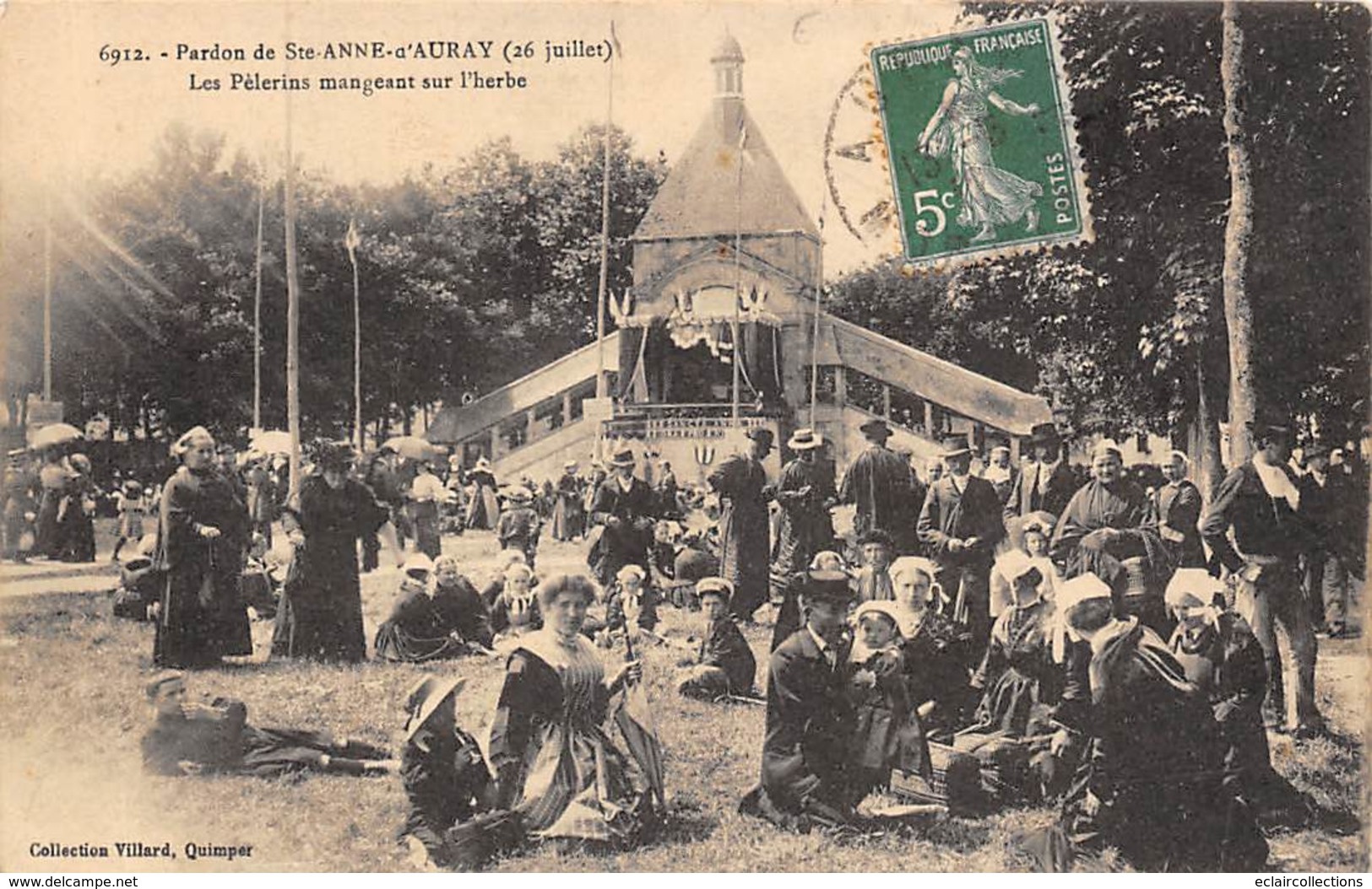 Sainte Anne D'Auray        56      Les Pèlerins Mangeant Sur L'herbe   6912    (Voir Scan) - Sainte Anne D'Auray