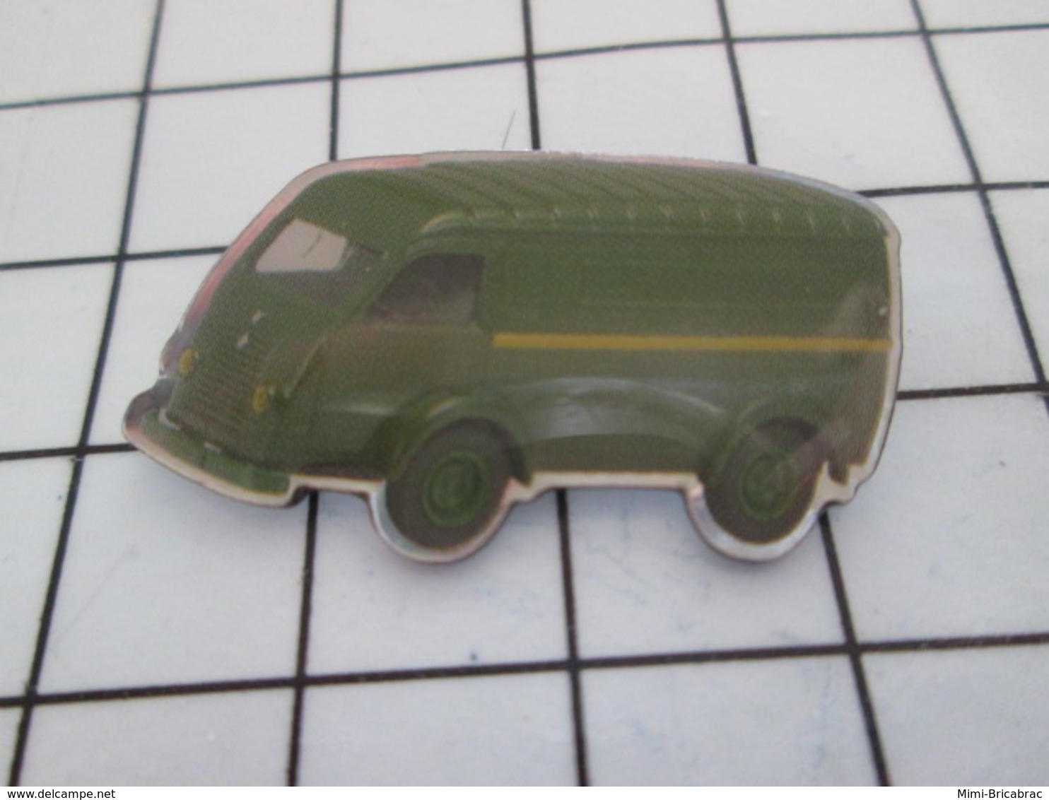 916b Pin's Pins / Beau Et Rare / THEME : AUTOMOBILES / UTILITAIRE RENAULT ANNEES 50 - Renault