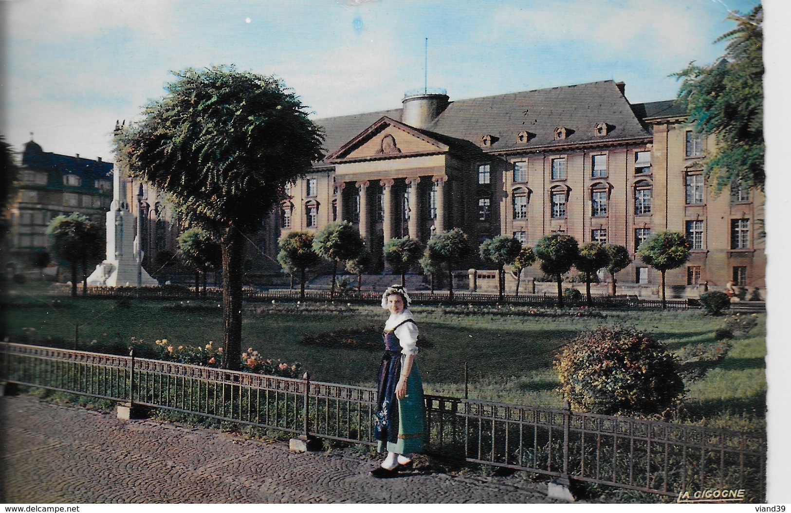 Sarreguemines - Jeune Lorraine Devant Le Palais De Justice - Sarreguemines