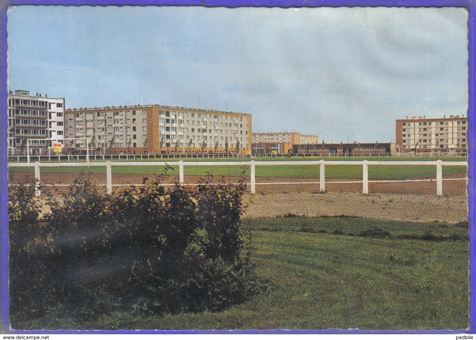 Carte Postale 59. Grande-Synthe  Le Stade De Football Très Beau Plan - Grande Synthe