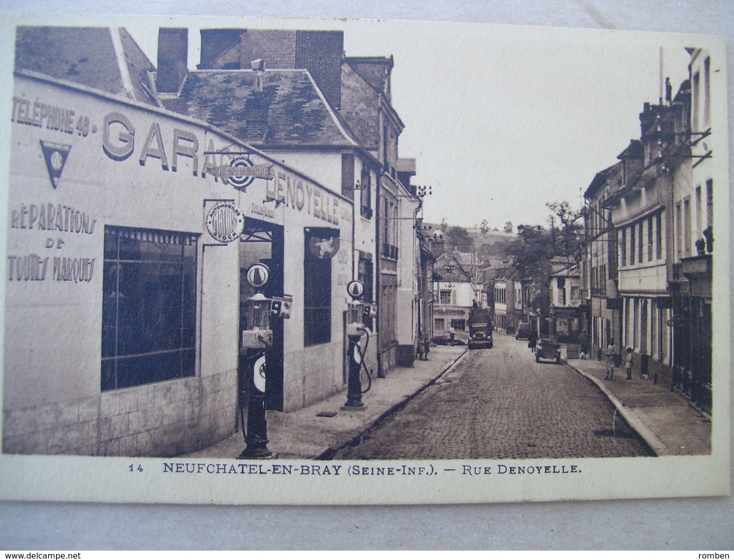 TRES RARE CARTE POSTALE - NEUFCHATEL-EN-BRAY (SEINE MARITIME) RUE DENOYELLE - (GARAGE - POMPES A ESSENCE) POMPE - Neufchâtel En Bray