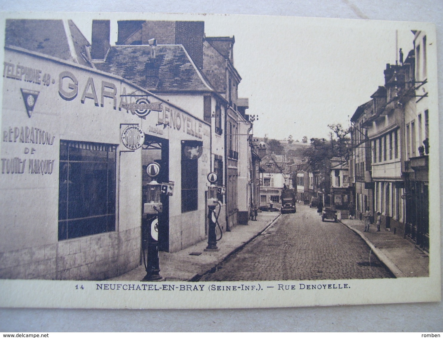 TRES RARE CARTE POSTALE - NEUFCHATEL-EN-BRAY (SEINE MARITIME) RUE DENOYELLE - (GARAGE - POMPES A ESSENCE) POMPE - Neufchâtel En Bray