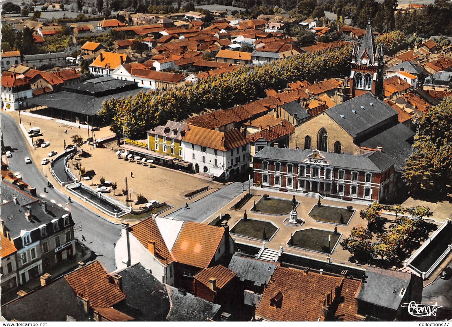 65-VIC-EN-BIGORRE- VUE AERIENNE DE LA PLACE GAMBETTA - Vic Sur Bigorre