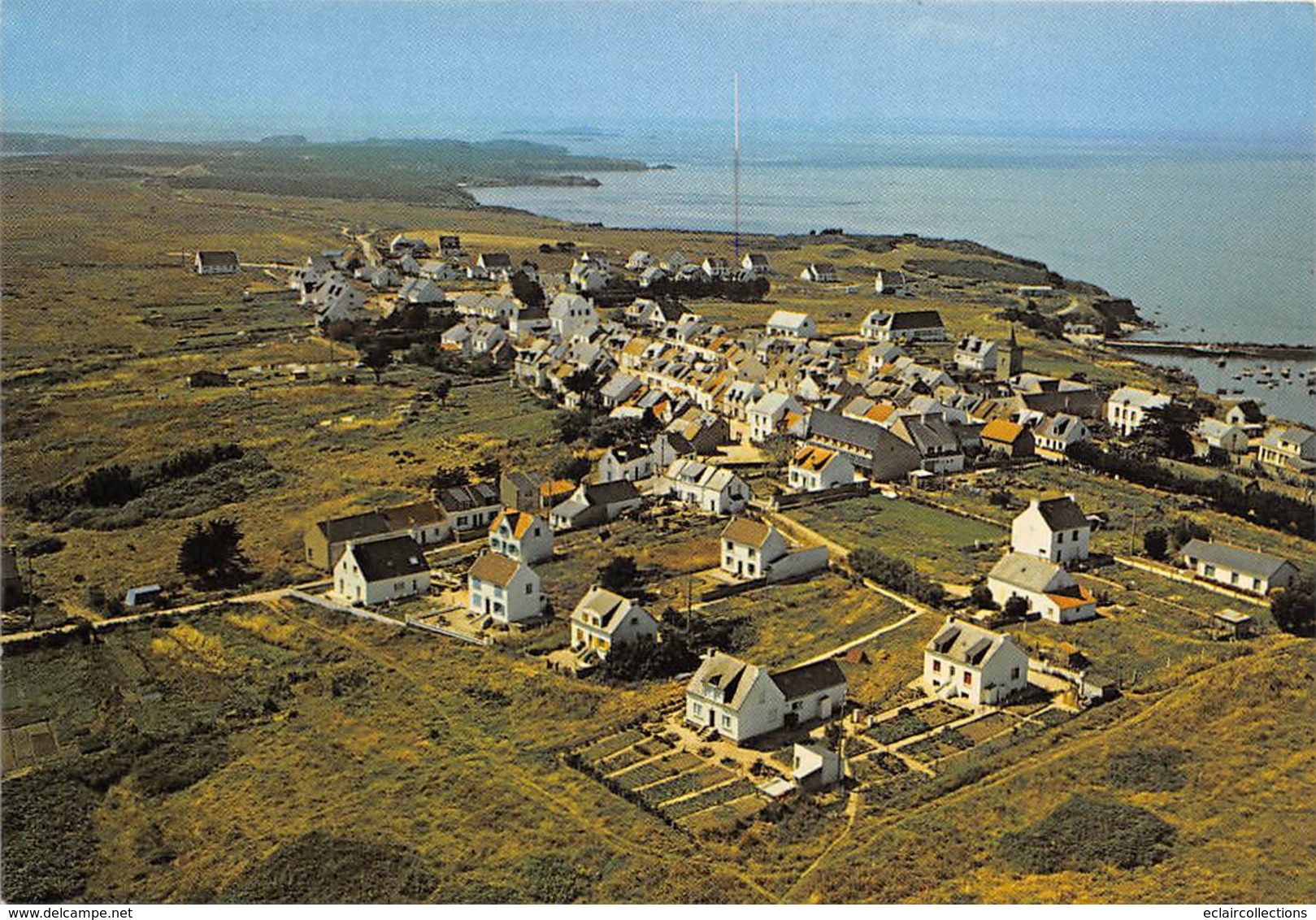 Ile De Houat          56         Le Village. Vue Aérienne  - 2 -  10x15       (Voir Scan) - Autres & Non Classés