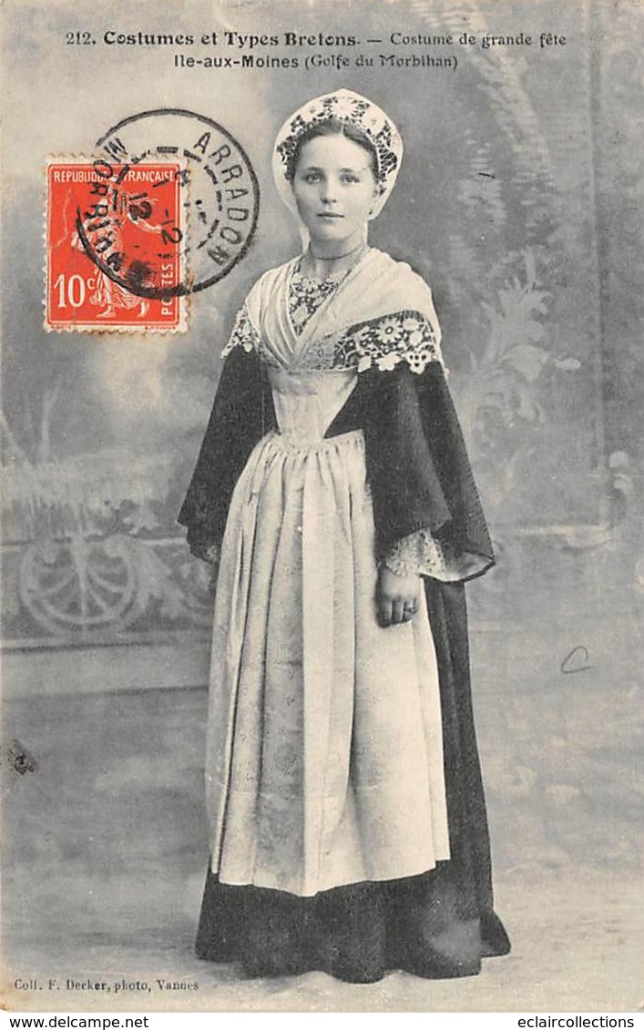 Ile Aux Moines         56           Jeune Fille En Costume De Grande Fête      (Voir Scan) - Ile Aux Moines