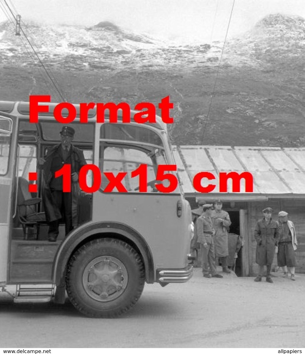 Reproduction D'une Photographie Ancienne D'un Conducteur Dans Son Post Bus à San Bernardino En Suisse En 1959 - Other & Unclassified