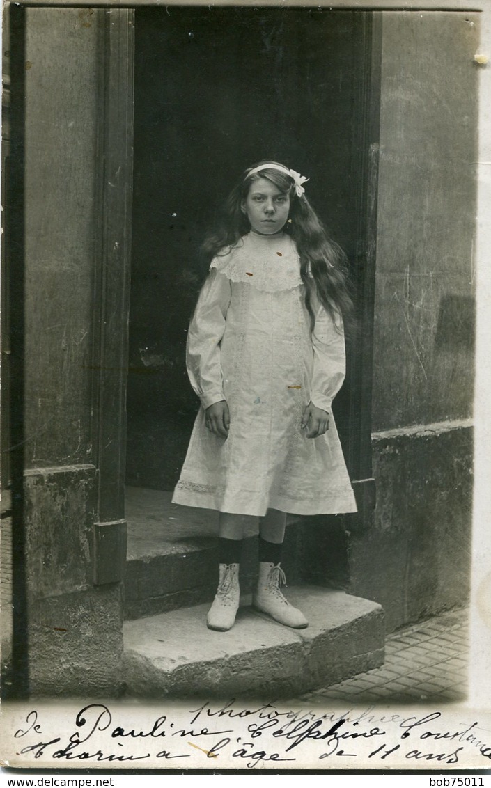 Carte Photo D'une Jeune Fille De 11 Ans Avec Une Belle Robe Blanche Posant Devant Sa Maison - Personnes Anonymes