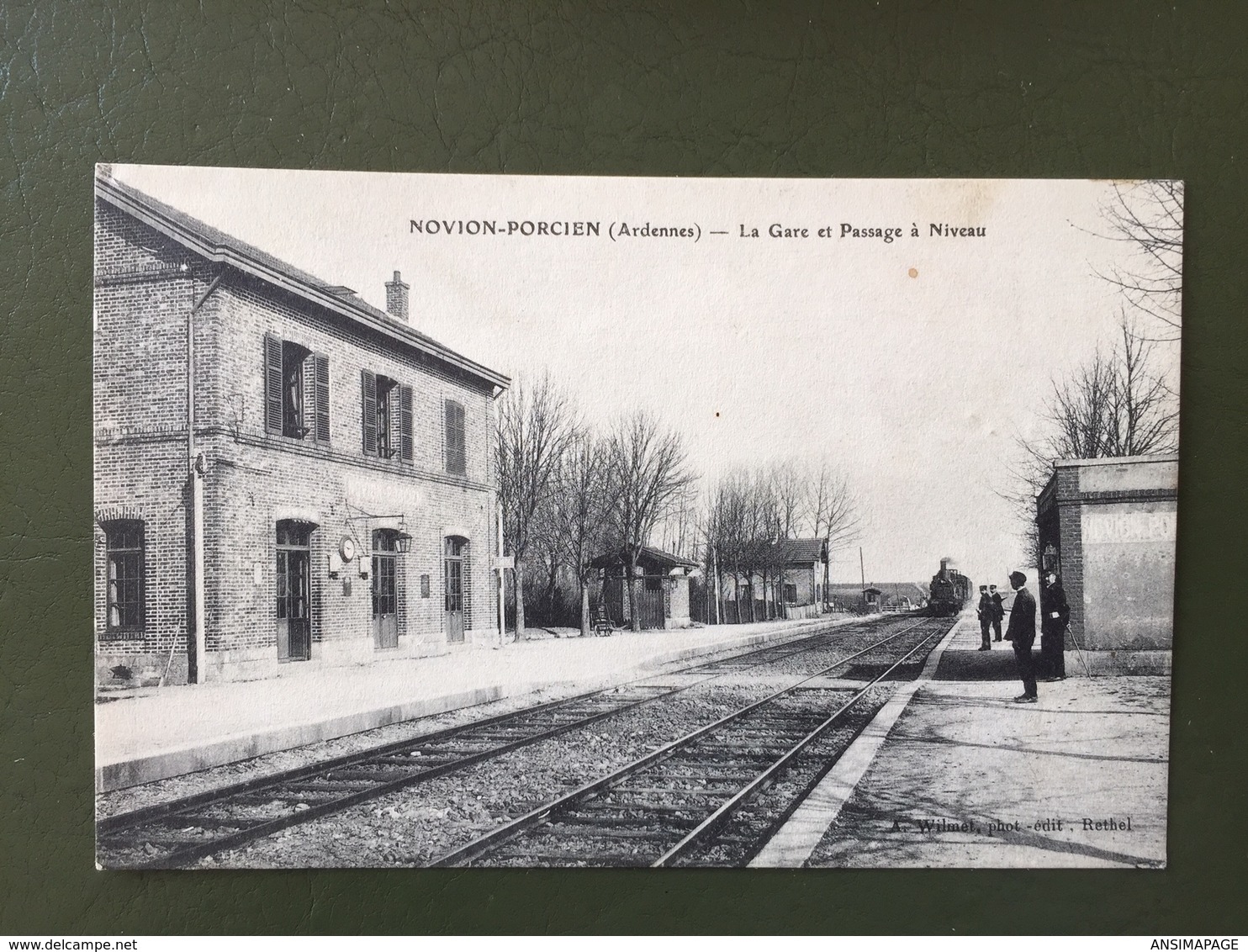 NOVION-PORCIEN -La Gare Et Passage à Niveau - Autres & Non Classés