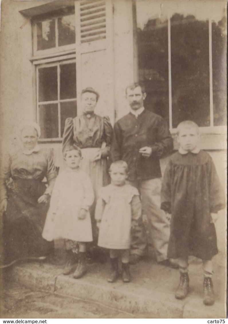 Photographie - Famille Devant Sa Maison - Lieu Non Indiqué - Coiffe - Ecoliers - Fotografie