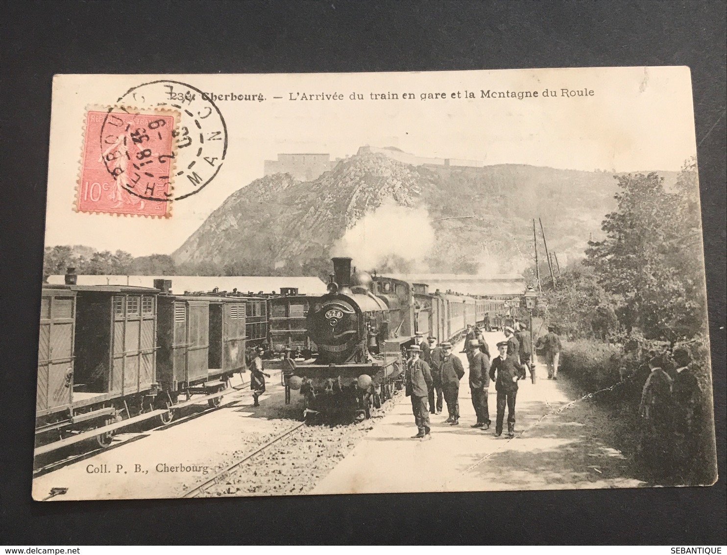 50 Cherbourg 1900 L’arrivée Du Train En Gare Et La Montagne Du Roule - Cherbourg