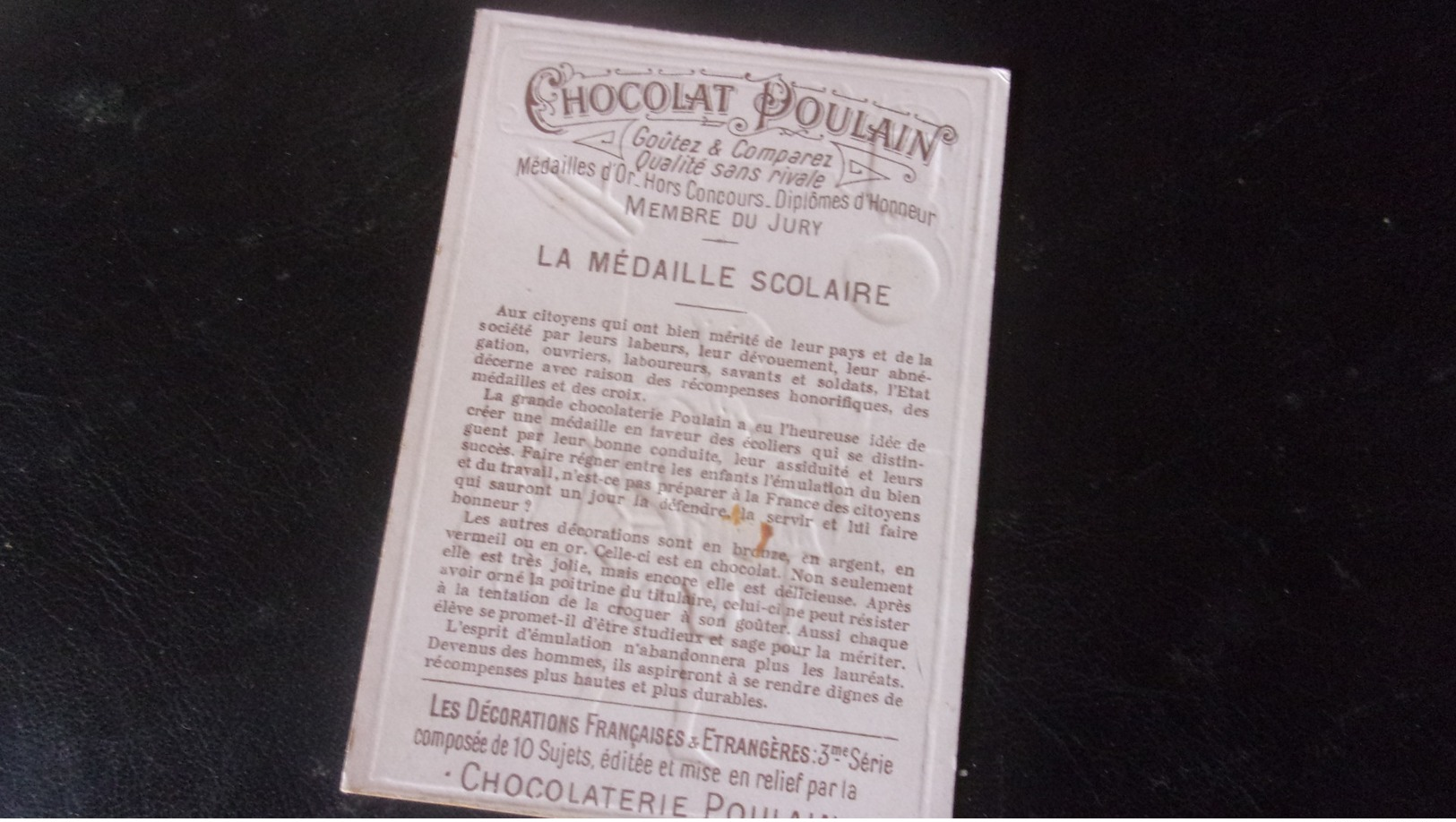 CHROMO Chocolat Poulain  Gauffree Relief DECORATIONS FRANCAISES ET ETRANGERES  MEDAILLE SCOLAIRE - Poulain