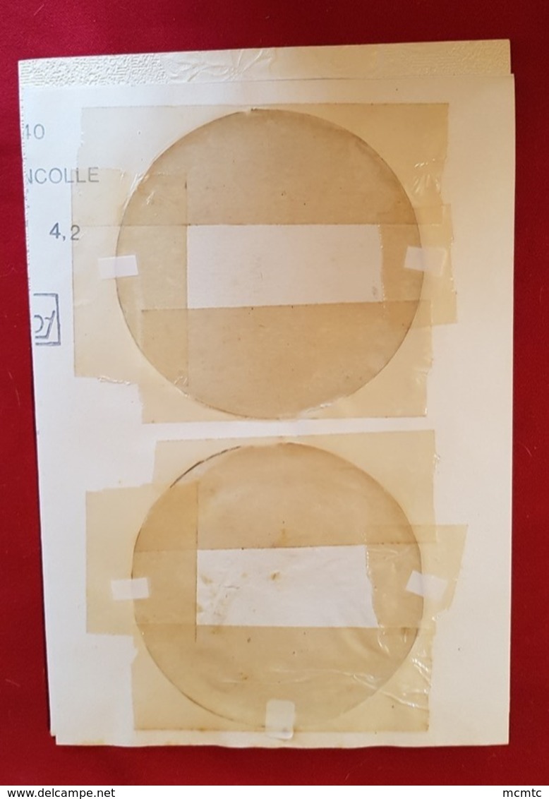 24 étiquettes de fromage collées sur du papier peint