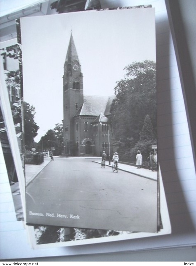 Nederland Holland Pays Bas Bussum Met NH Kerk En Fietsers - Bussum