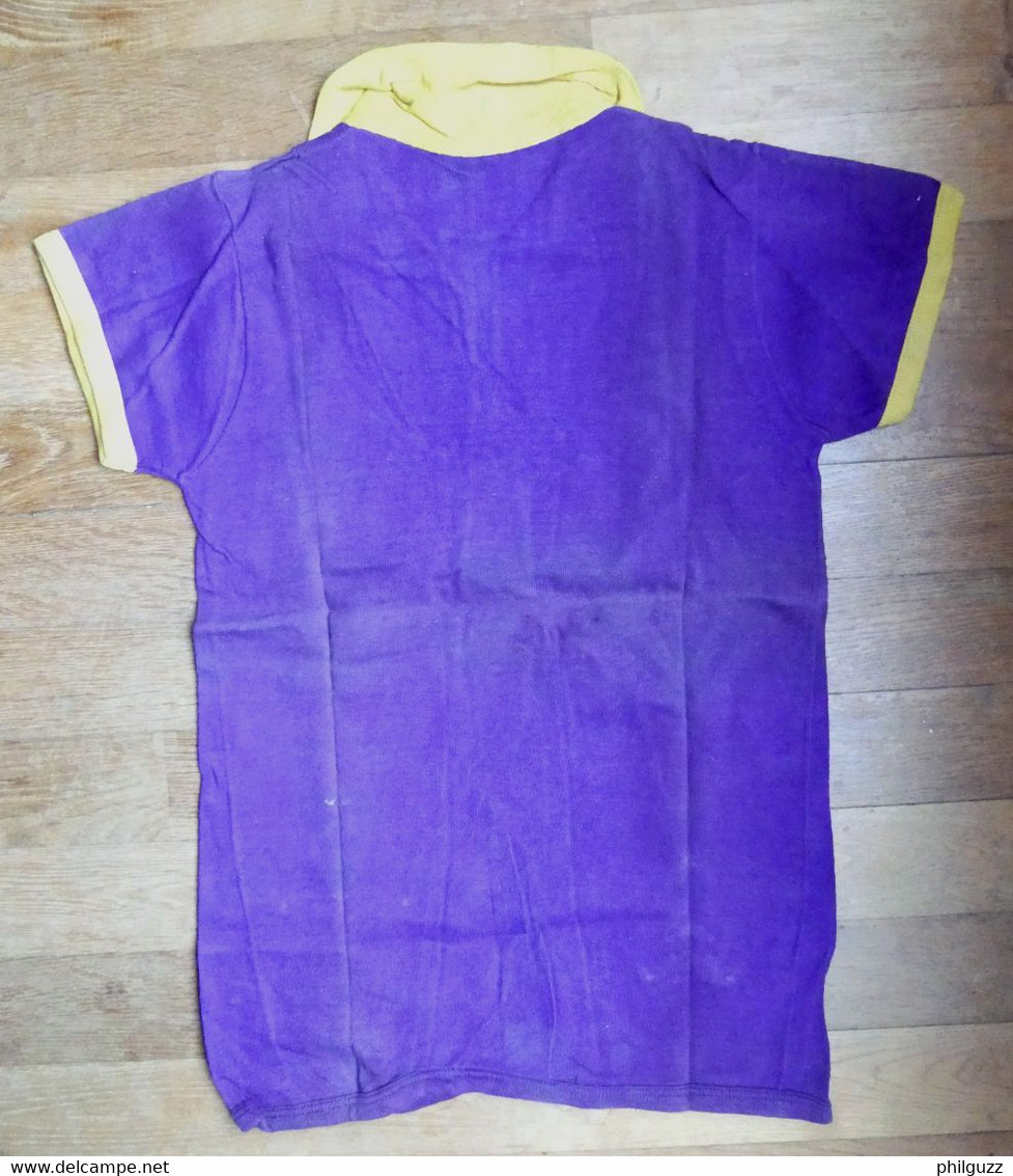 1 CHEMISE MAILLOT DE FOOT Manches Courtes EN COTON VIOLET Liserets Jaunes Années 40-50 - Autres & Non Classés