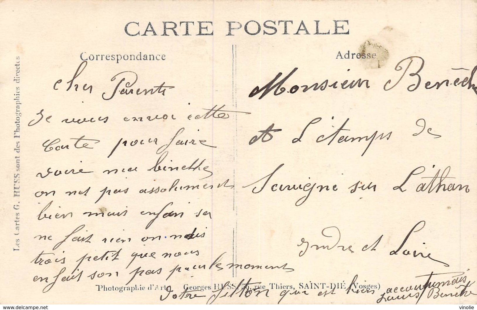 20-6044 : CARTE-PHOTO SIGNEE G. HUSS RUE THIERS A SAINT-DIE. SOLDATS. CHIFFRE 10 SUR LE COL - Saint Die