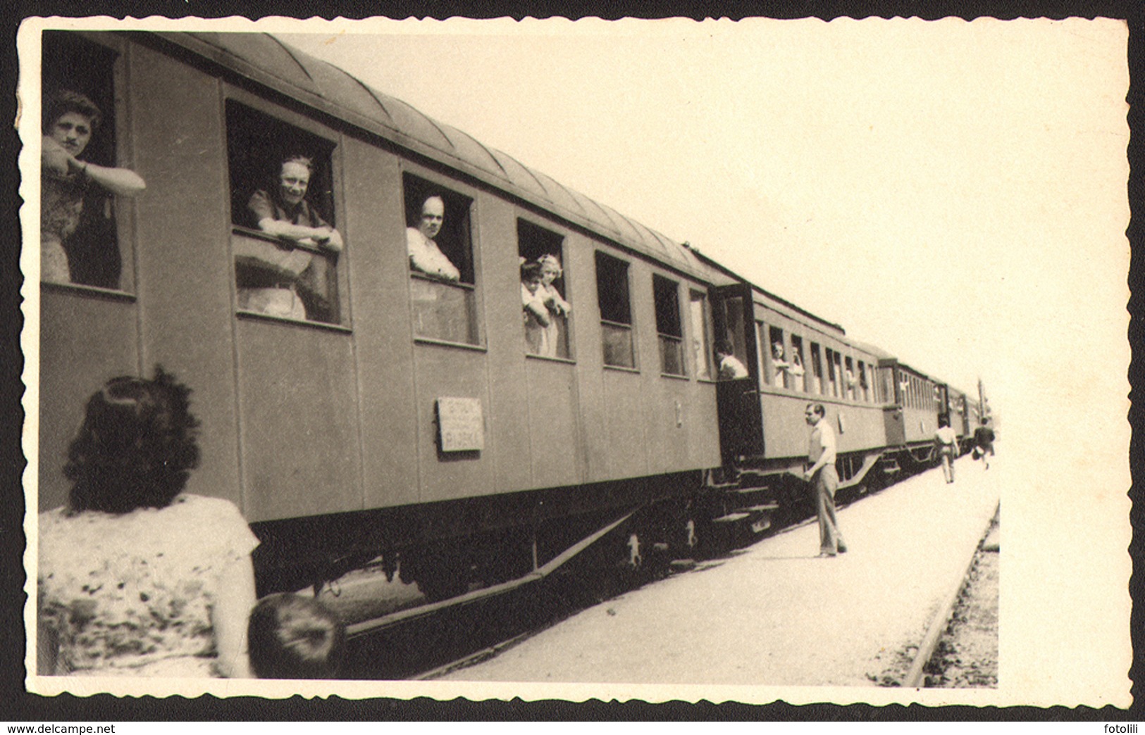Train Station Men And Women In Waggon Old Photo 14x9 Cm #27090 - Treinen