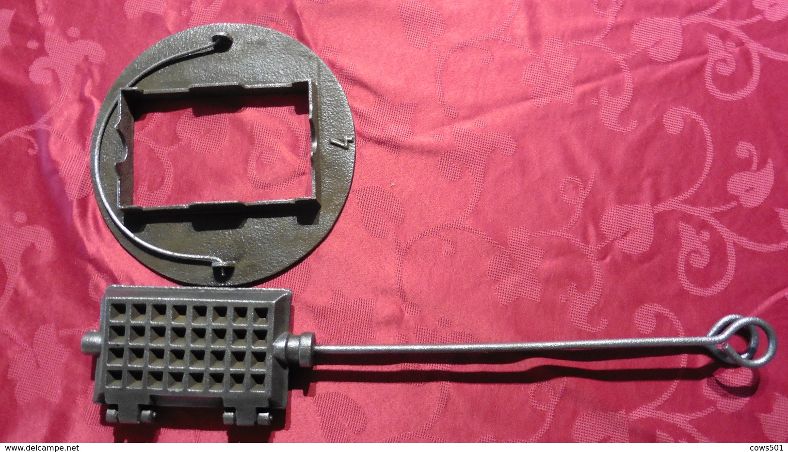 Outil  : Gaufrier  Ancien   Avec Son Support  En  Fonte - Outils Anciens