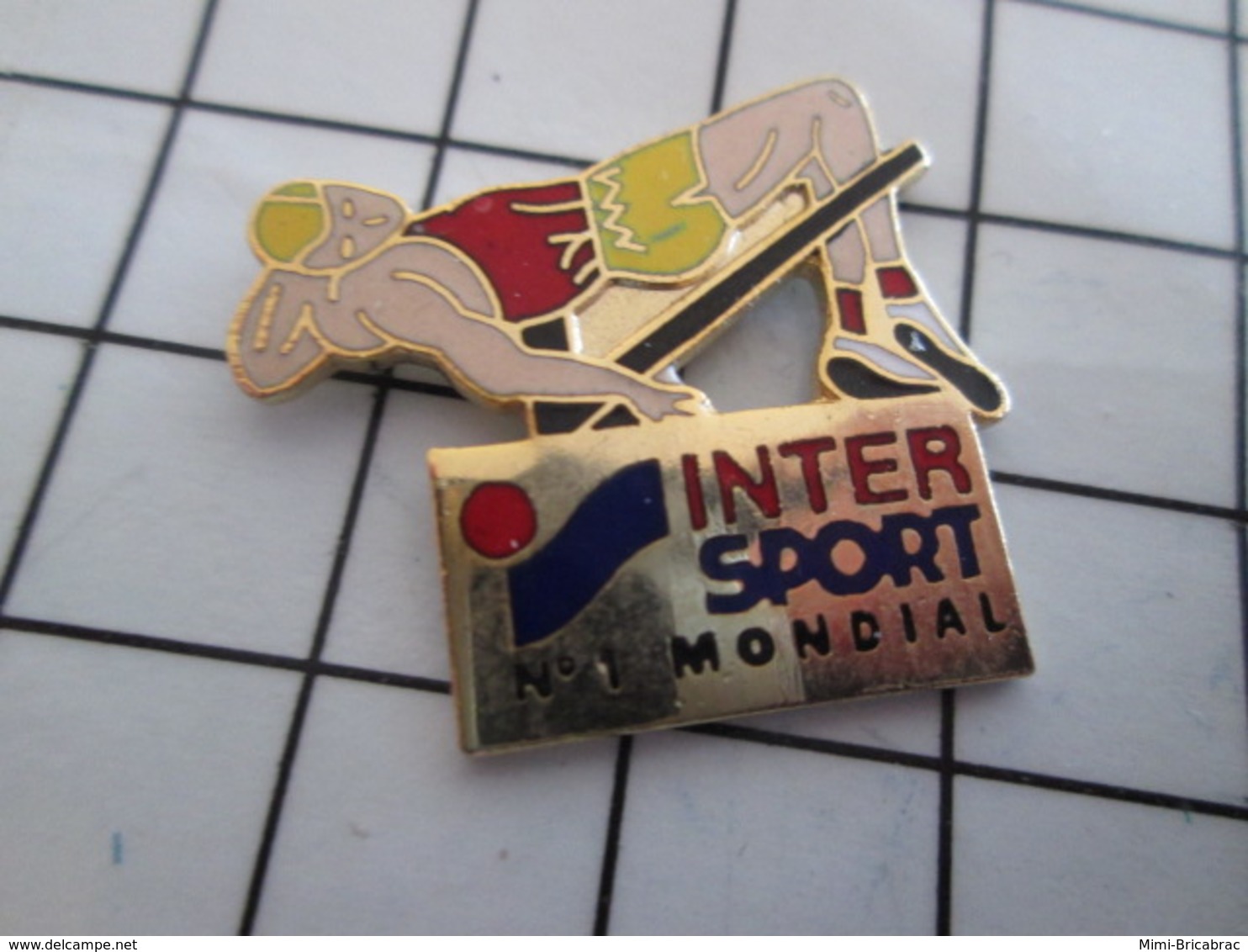 1116c Pin's Pins / Beau Et Rare / THEME : SPORTS / ATHLETISME SAUT EN HAUTEUR INTER SPORT N°1 MONDIAL Du Monde !!! - Car Racing - F1