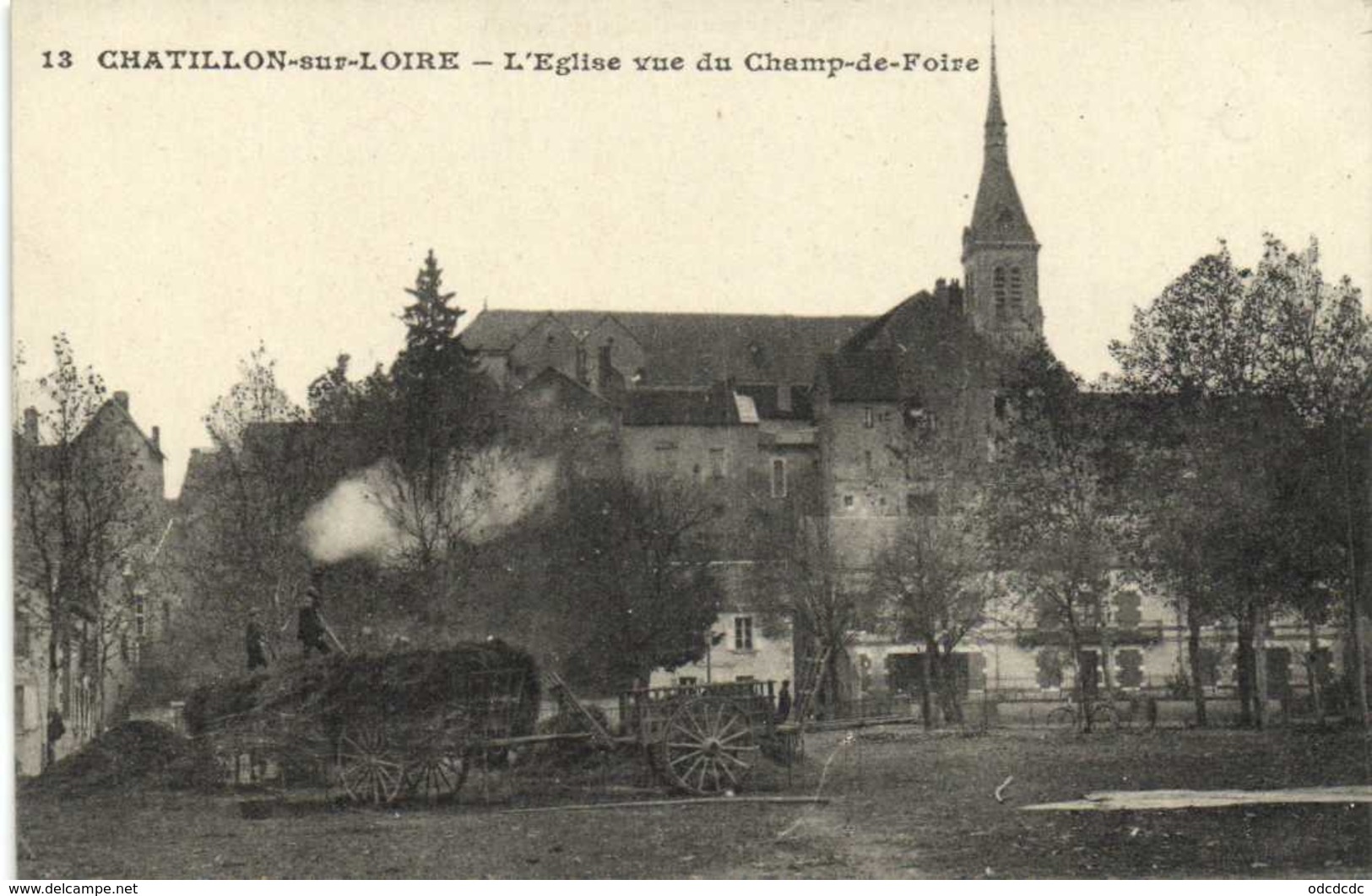 CHATILLON Sur LOIRE (Loiret) L'Eglise Vue Du Champ De Foire 1er Plan Dechargement De Foin RV - Chatillon Sur Loire