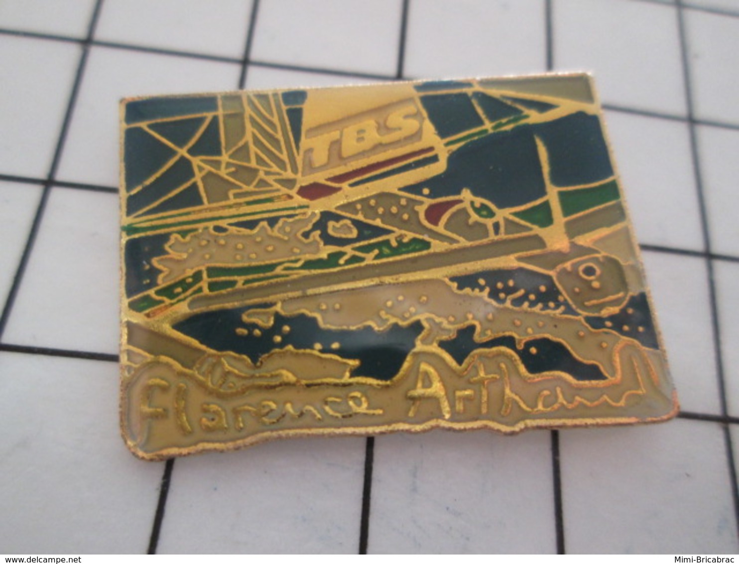 1216a Pin's Pins / Beau Et Rare / THEME : SPORTS / Gradn Pin's VOILE NAVIGATRICE FLORENCE ARTHAUD TRIMARAN TDS VOILIER - Voile