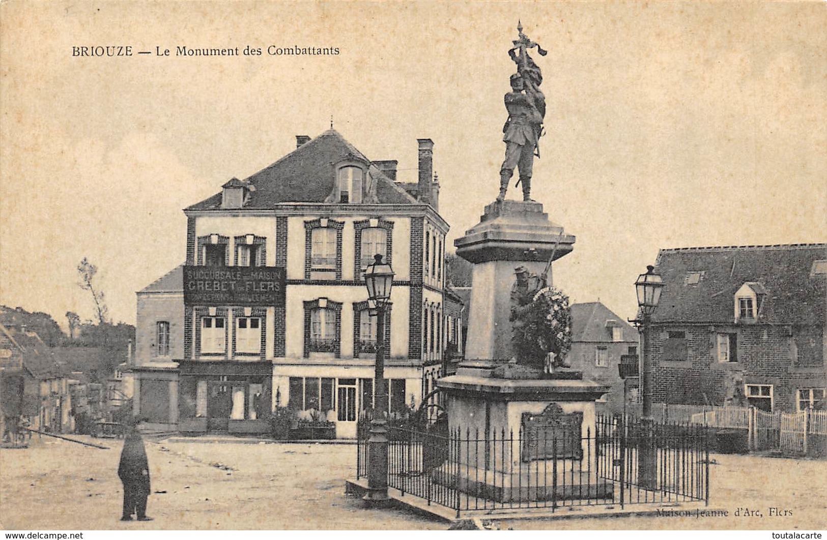 CPA 61 BRIOUZE LE MONUMENT DES COMBATTANTS - Briouze