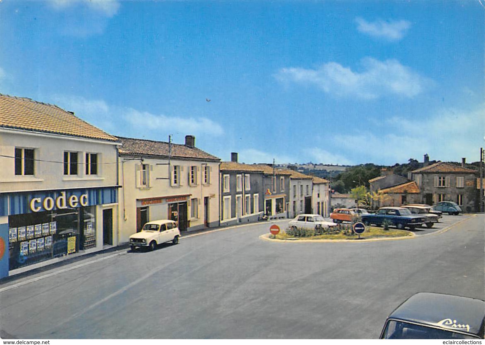 Montfaucon Sur Moine       49        La Place. Magasin Codec  10x15      1978    (Voir Scan) - Montfaucon