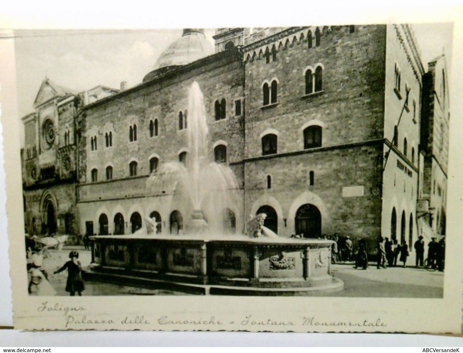 Plazza Delle Canoniche - Fontana Monumentale. Foligno. Perugia - Umbrien - Italien. AK S/w. Gebäudeansicht, Br - Autres & Non Classés