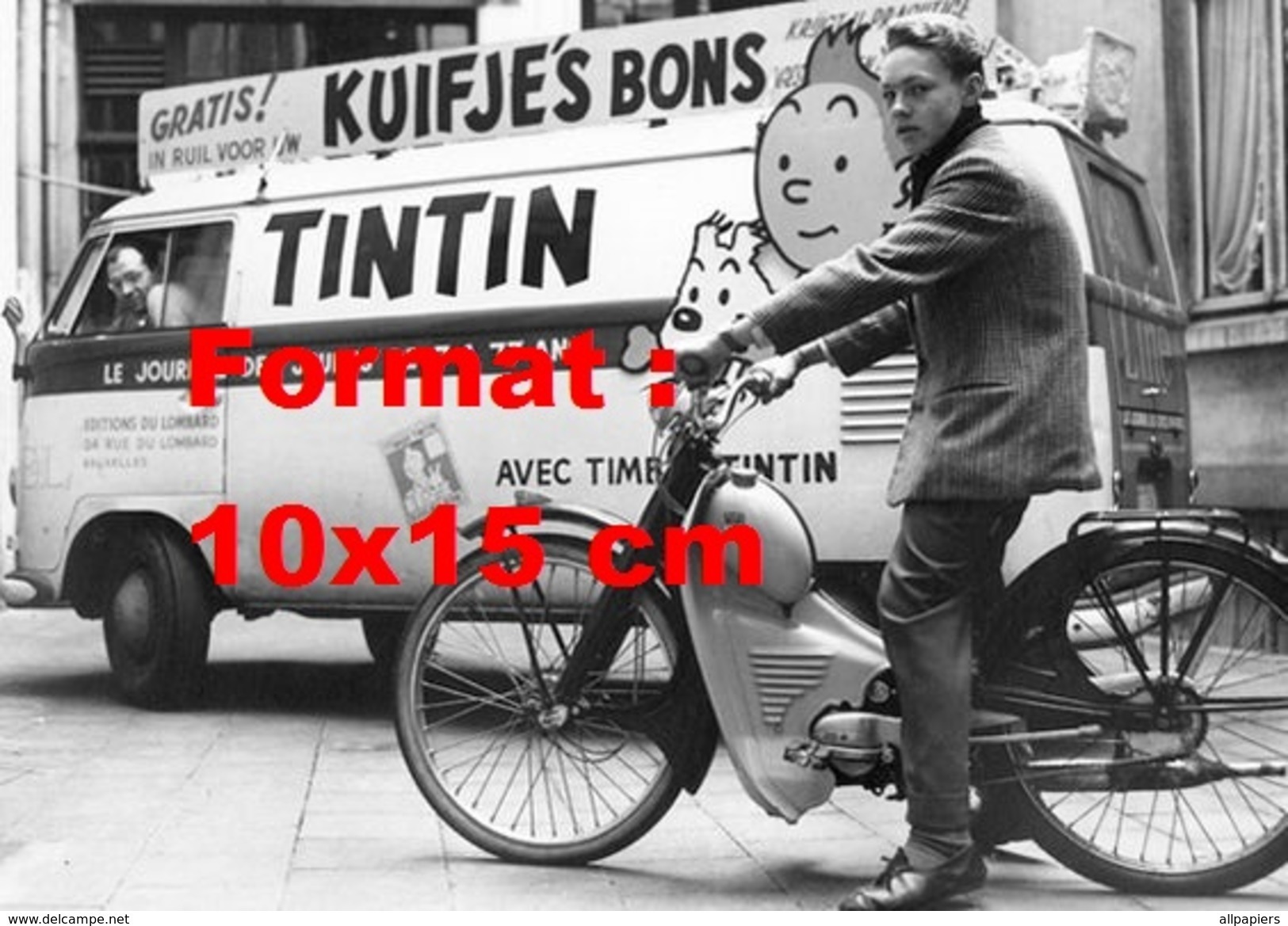 Reproduction D'une Photographie D'un Combi VW Pour Le Journal De Tintin Avec à Côté Tintin Sur Une Mobylette - Andere & Zonder Classificatie