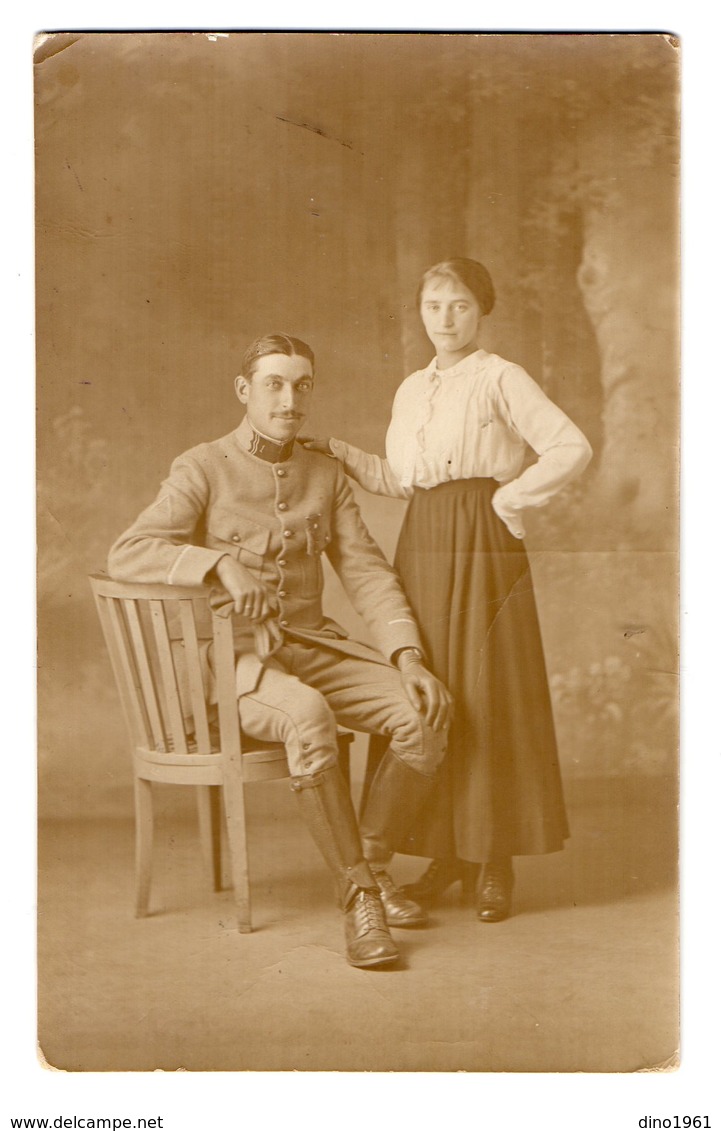 CPA 2874 - MILITARIA - Carte Photo Militaire - Soldat N° 1 Sur Le Col Avec Femme - Photo MIDGET à PARIS - Personnages