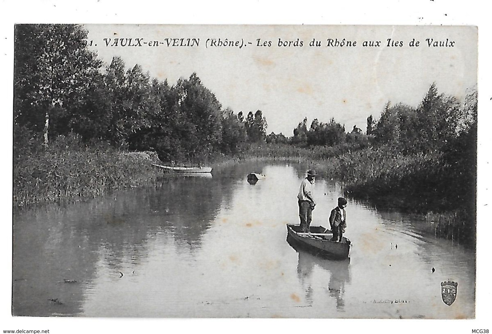 69  - , CPA  De  VAULX   En  VELIN  -  Pêcheurs En Barque - Les Bords Du Rhône  Aux  Iles De Vaux   ( Animée ) - Vaux-en-Velin