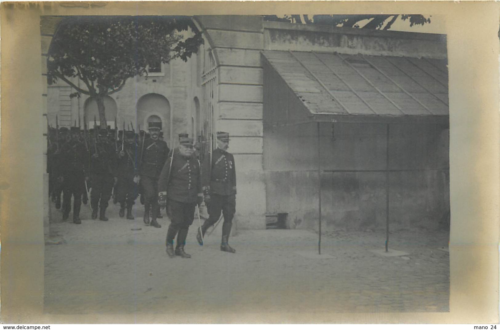 CARTE PHOTO 31 - CPA Original    , à Identifier,  Militaires Sortie Caserne En Armes état : Voir Scan Recto Verso - Personen