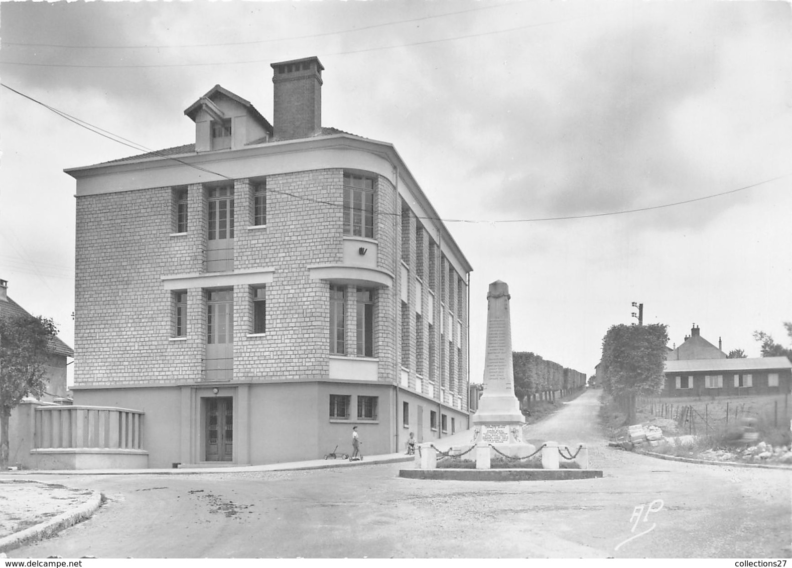 78-BONNIERES- LE MONUMENT AUX MORTS ET RELAIS DES PTT - Bonnieres Sur Seine