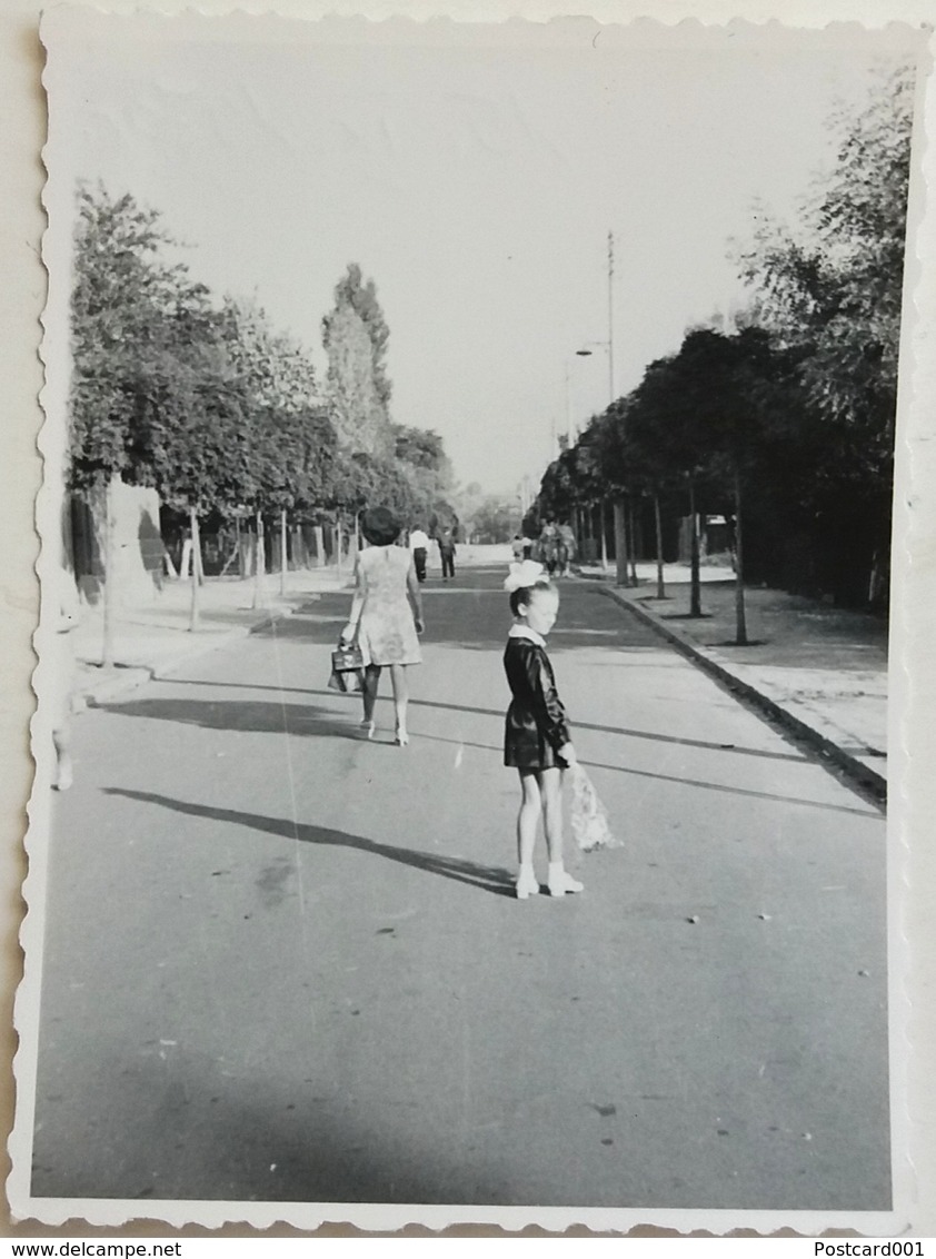 №s127  Photography Of Girl On Way For His First School Day, Child In Uniform - Sofia 1970, Old FOTO PHOTO - Anonymous Persons