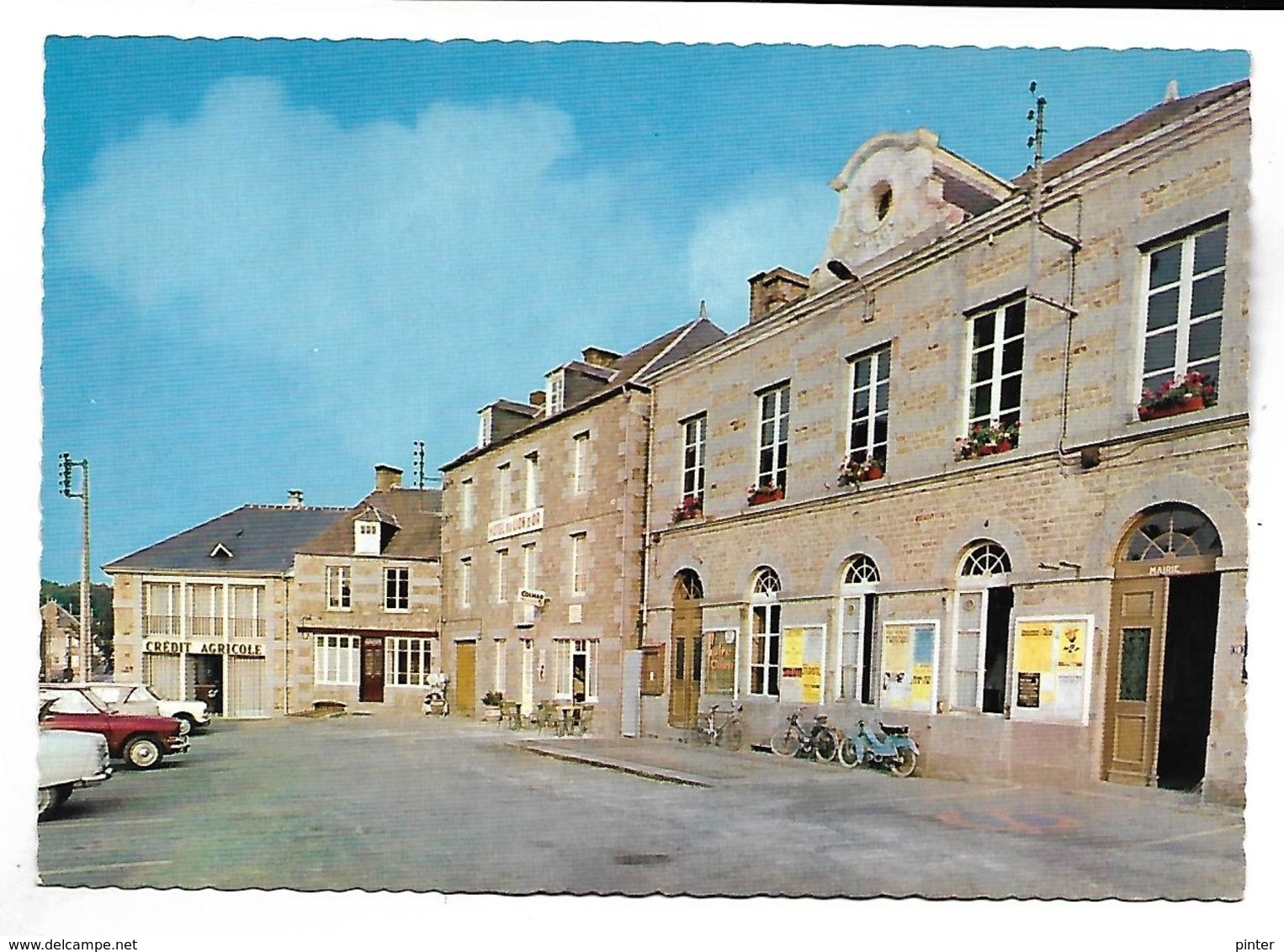 ATHIS - La Place, L'Hôtel Du Lion D'Or, L'Hôtel De Ville - Athis De L'Orne