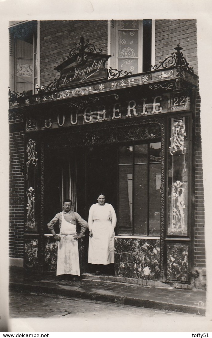 CARTE PHOTO:COUPLE DE BOUCHER ET BOUCHÈRE DEVANT BOUCHERIE L.HOURDRY N° 22 RUE DES POILUS AY (51) - Other & Unclassified