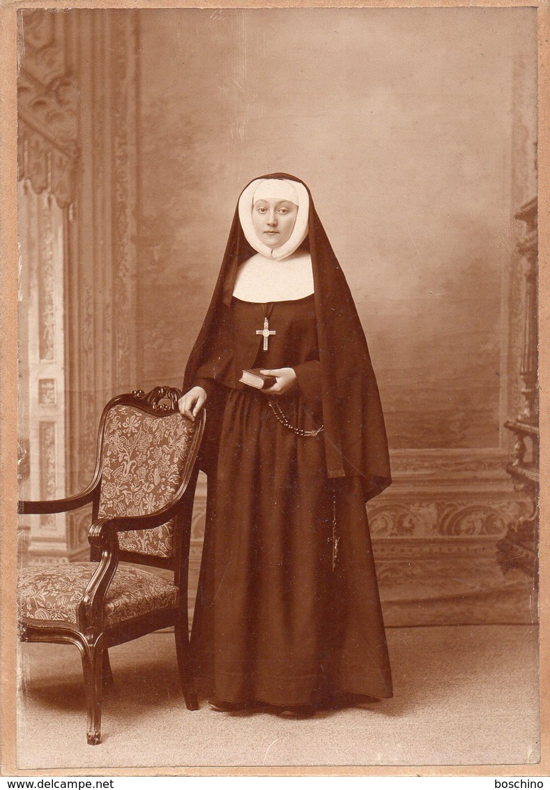 Photo Ancienne Sur Carton  - Jeune Religieuse ( Photo E.Benoit à Compiègne) - Anciennes (Av. 1900)