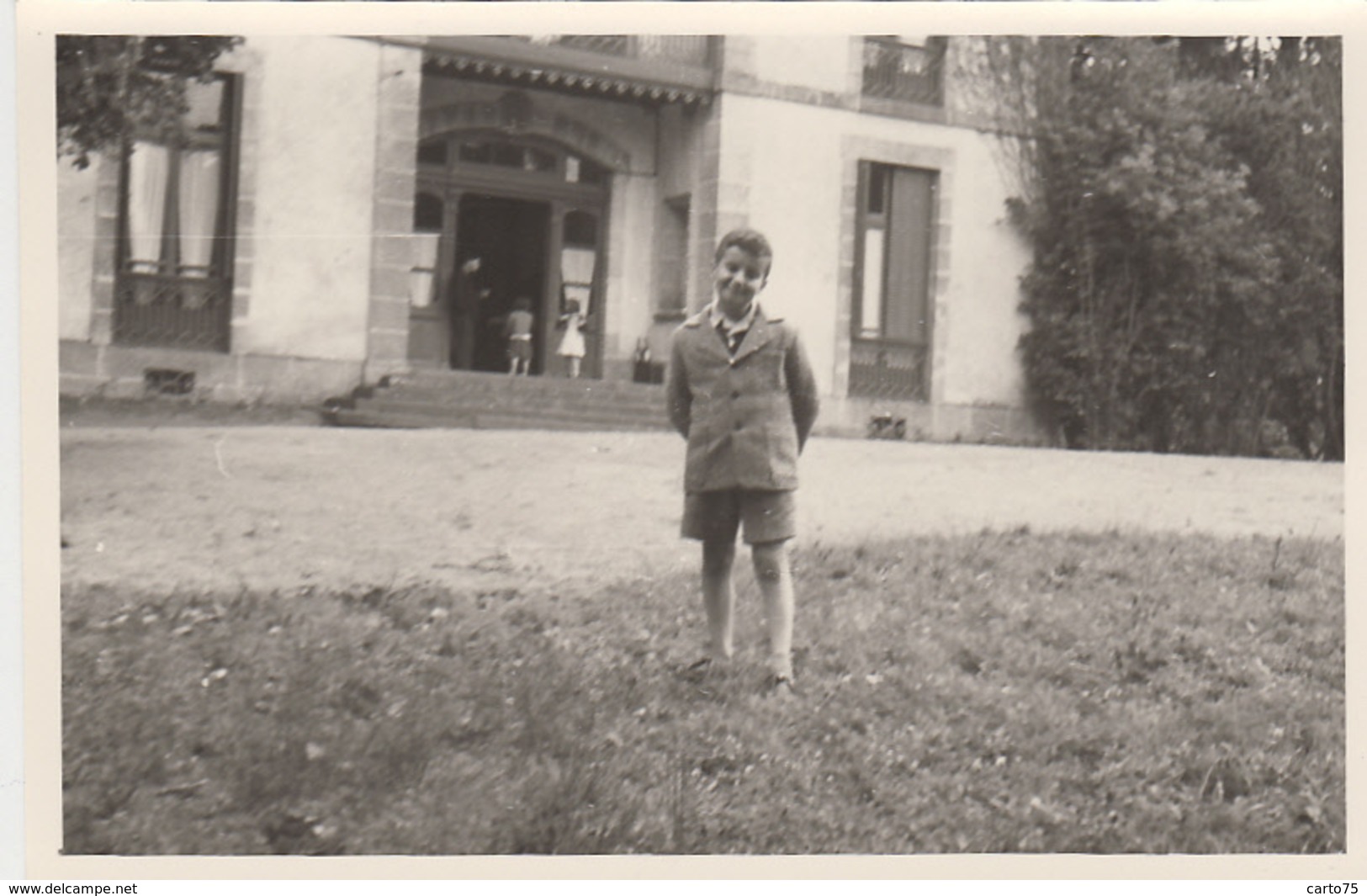 Photographie - Jeune Garçon Devant Un Etablissement - Fotografie