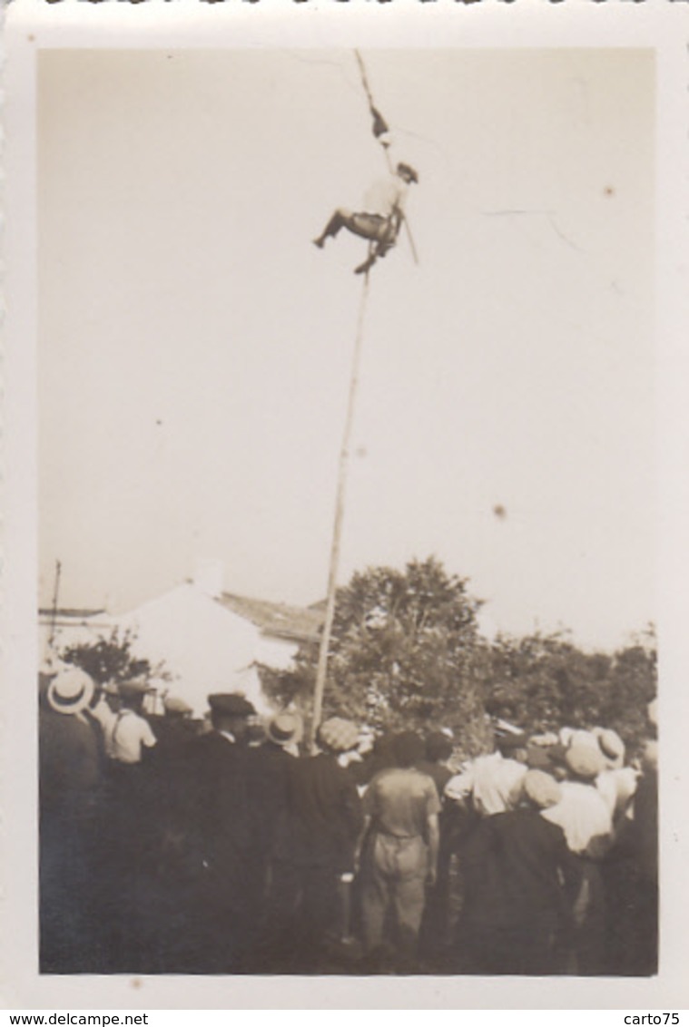 Photographie - Lot De 2 Photographies Personnage Grimpant à Un Mât Drapeau - Lieu à Situer - Fotografie