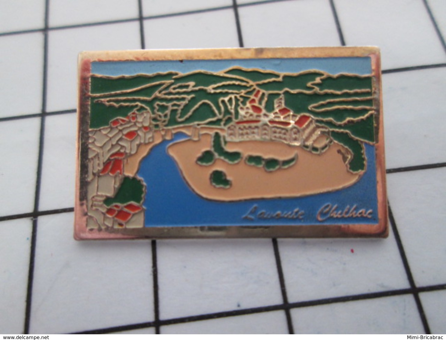 1116b Pin's Pins / Beau Et Rare / THEME : VILLES / PLAGE MER VILLAGE LAVOUTE CLUTHAC ?? - Opel