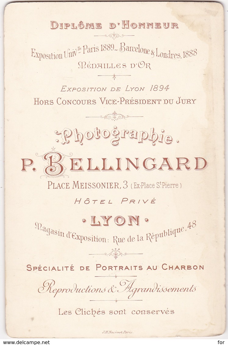 Photo : Avocat Assis : En Pose : Photo. P. BELLINGARD - Lyon - ( Format 10,5cm X 16,5cm ) - Circa 1900 - - Professions