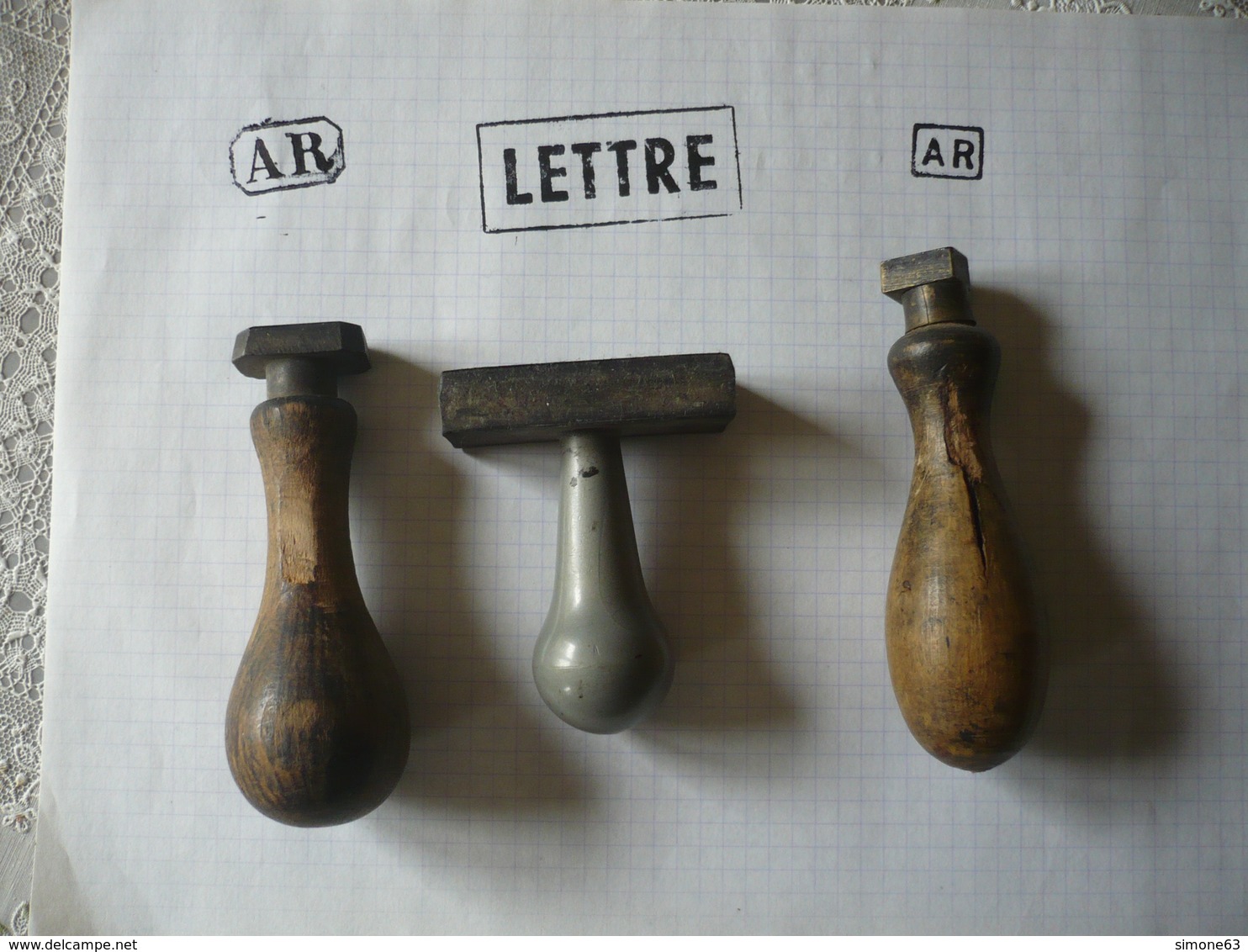 3 Anciens Tampons  LA  POSTE - PTT  -  Lettre ( Résine ) - AR 2 Différents ( Bois + Bronze ) - Seals