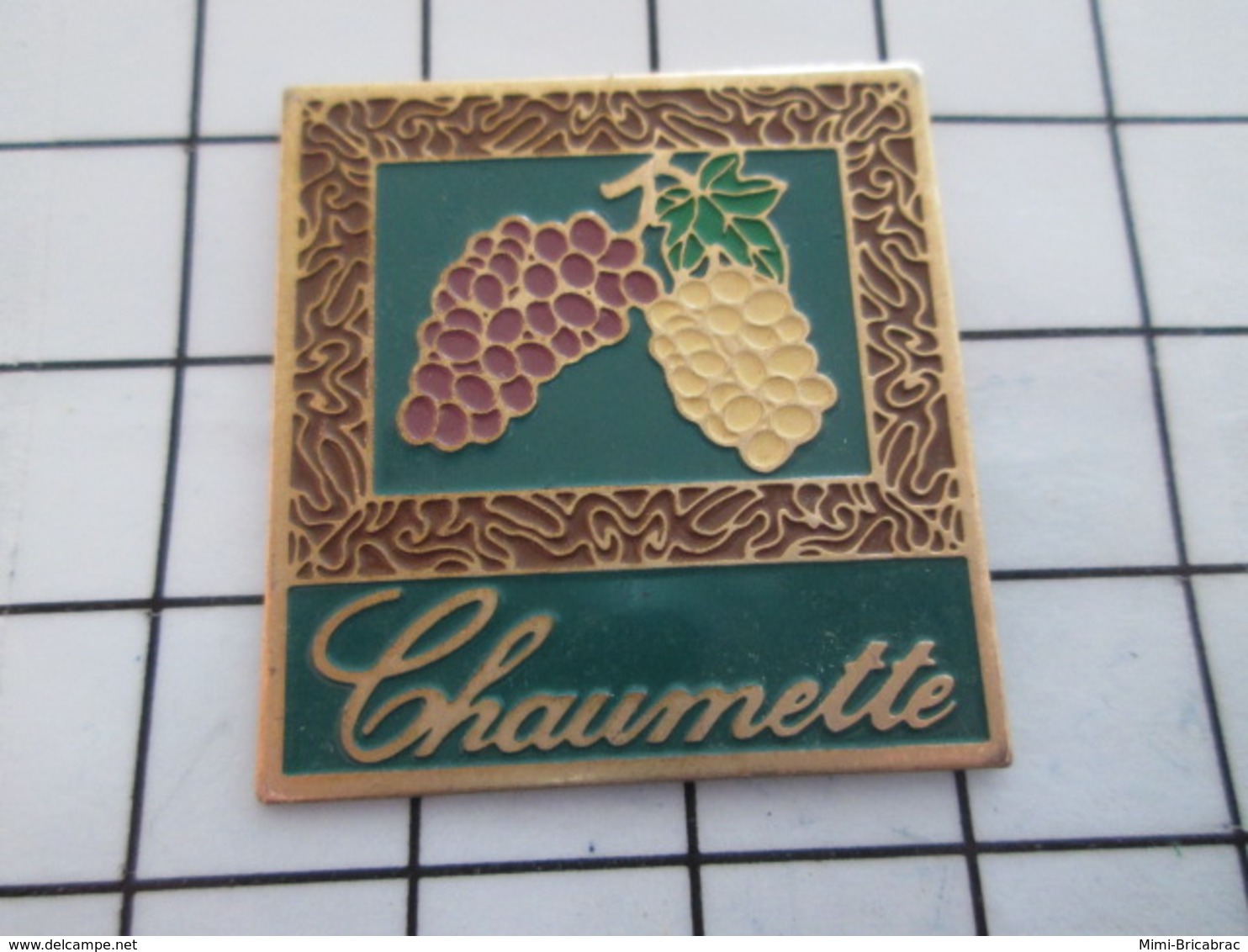 1216a Pin's Pins / Beau Et Rare / THEME : ALIMENTATION / CHAUMETTE GRAPPES DE RAISON NOIR ET BLANC - Lebensmittel