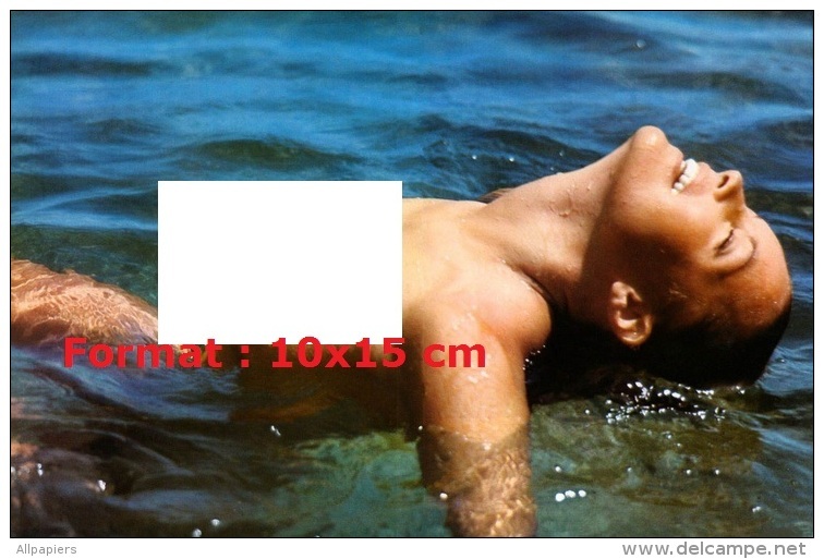 Reproduction D'une Photographie De La Belle Romy Schneider Nue La Tête En Arrière Dans L'eau De Mer - Other & Unclassified