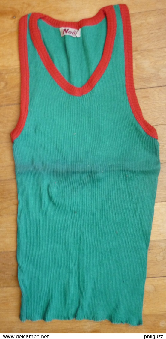 Une CHEMISE Débardeur Marcel Modèle Sport ATHLETISME EN COTON VERT Liseret Rouge Années 40-50 étiquette Fabriquant NOËL - Autres & Non Classés