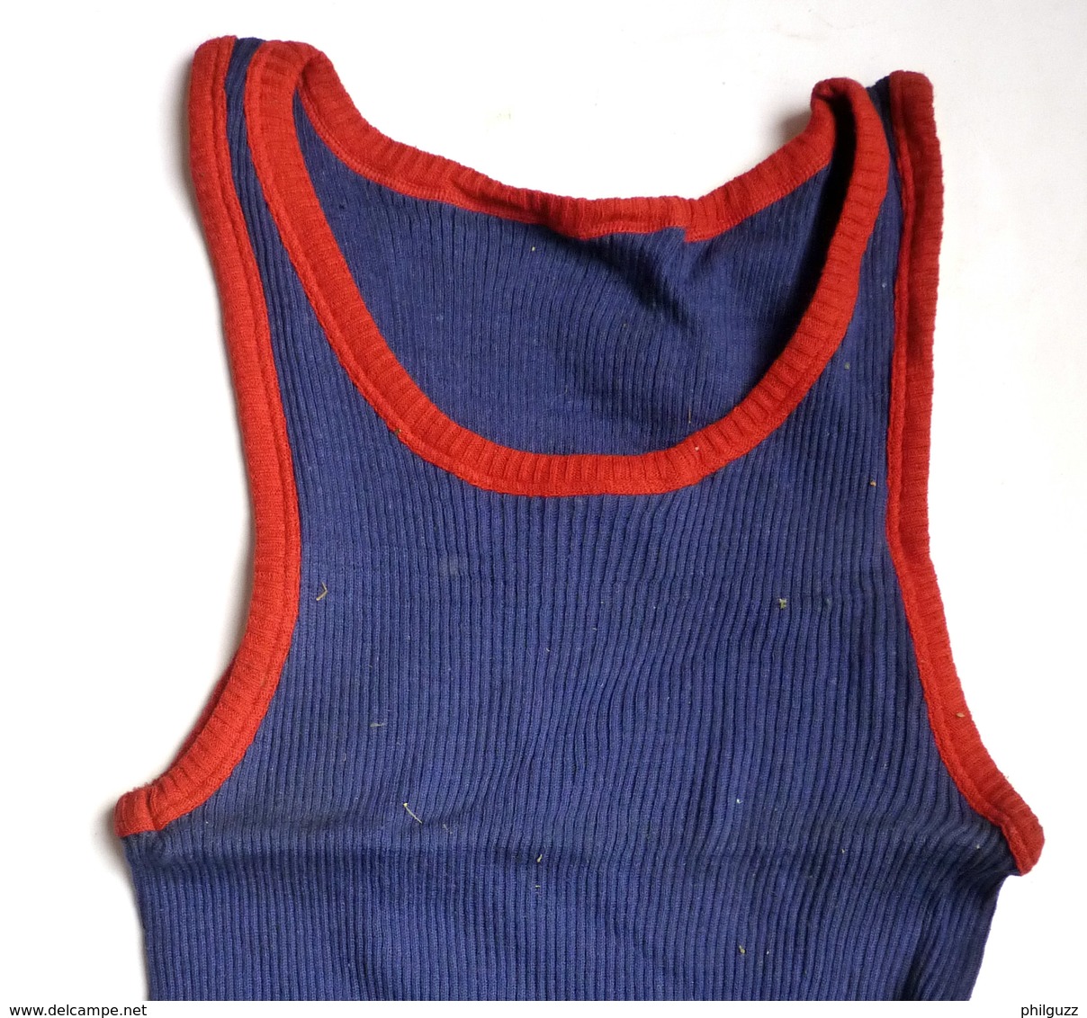 Une CHEMISE Débardeur Marcel Modèle Sport ATHLETISME EN COTON BLEU Liserets ROUGES Années 40-50 (mod 1 Col) - Autres & Non Classés